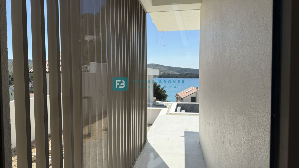 ŽABORIĆ, nova, luksuzno opremljena vila, panoramski razgled, 150 m od morja, bazen, garaža