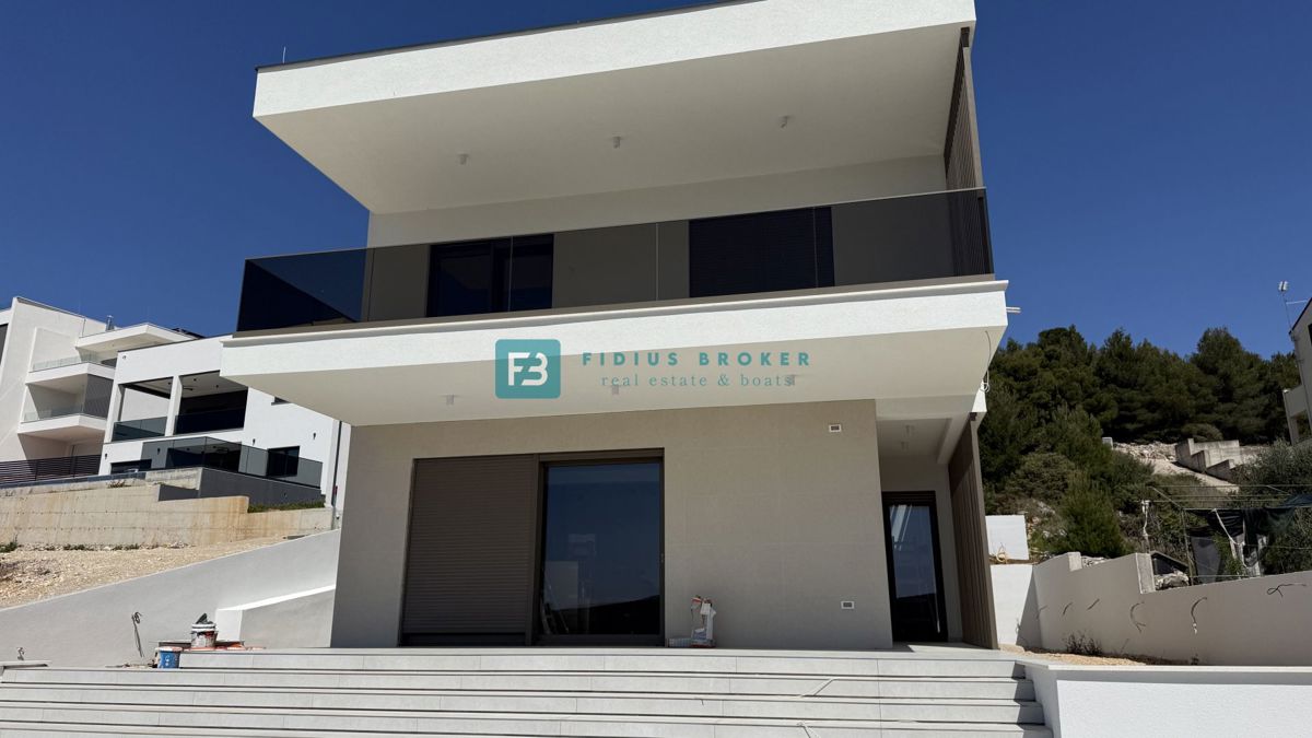 ŽABORIĆ, nova, luksuzno opremljena vila, panoramski razgled, 150 m od morja, bazen, garaža