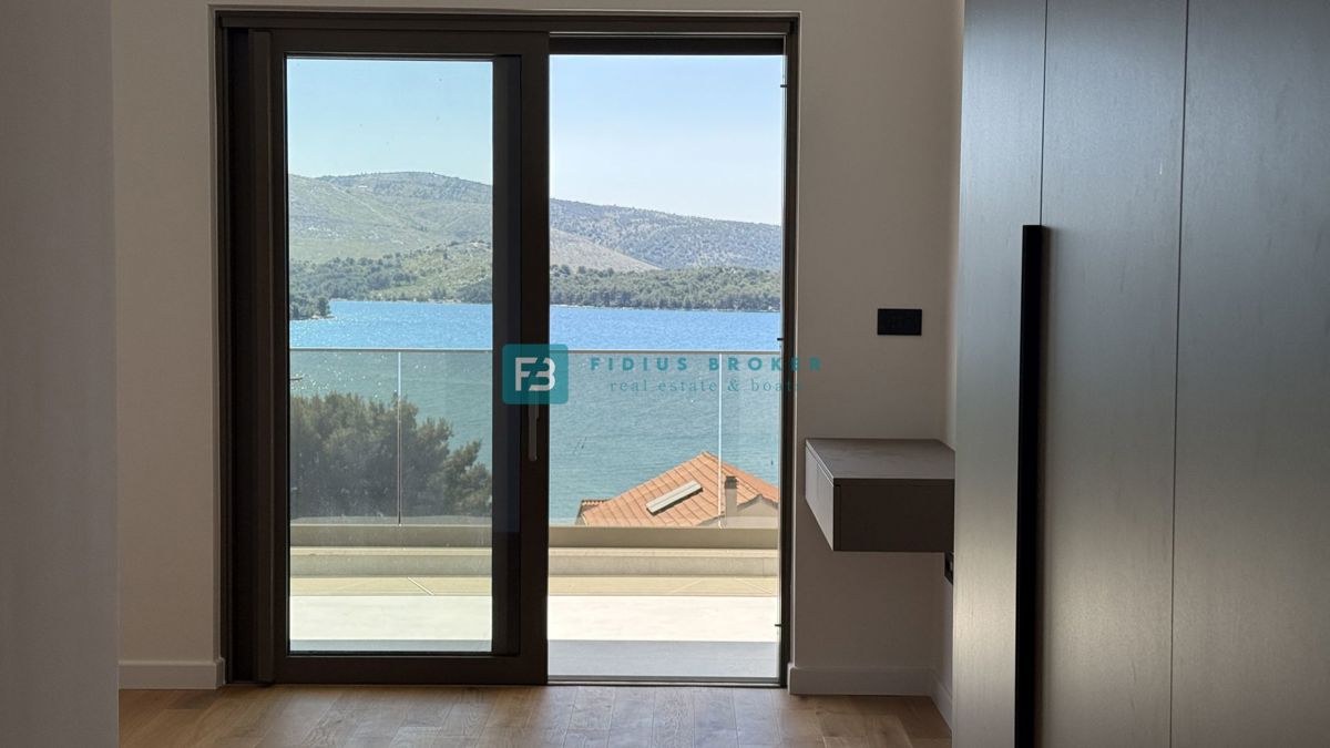 ŽABORIĆ, nova, luksuzno opremljena vila, panoramski razgled, 150 m od morja, bazen, garaža