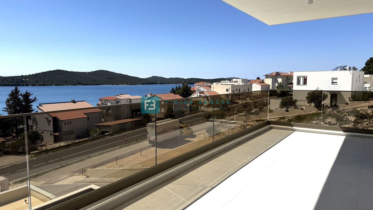 ŽABORIĆ, nova, luksuzno opremljena vila, panoramski razgled, 150 m od morja, bazen, garaža