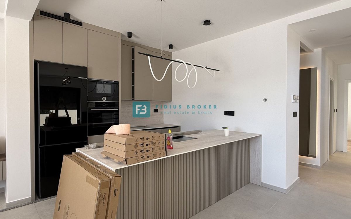 ŽABORIĆ, nova, luksuzno opremljena vila, panoramski razgled, 150 m od morja, bazen, garaža