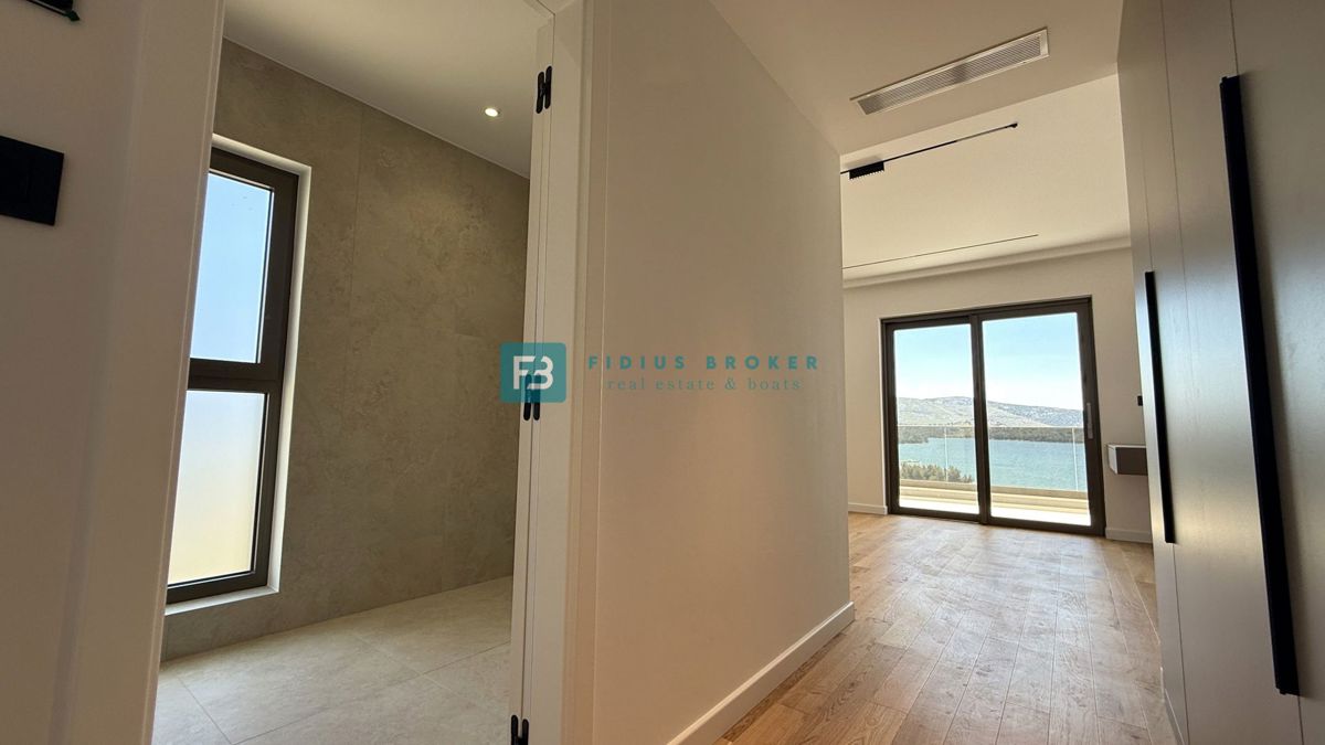 ŽABORIĆ, nova, luksuzno opremljena vila, panoramski razgled, 150 m od morja, bazen, garaža