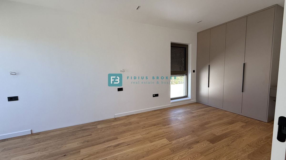 ŽABORIĆ, nova, luksuzno opremljena vila, panoramski razgled, 150 m od morja, bazen, garaža