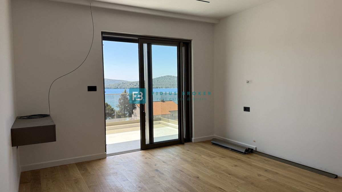 ŽABORIĆ, nova, luksuzno opremljena vila, panoramski razgled, 150 m od morja, bazen, garaža