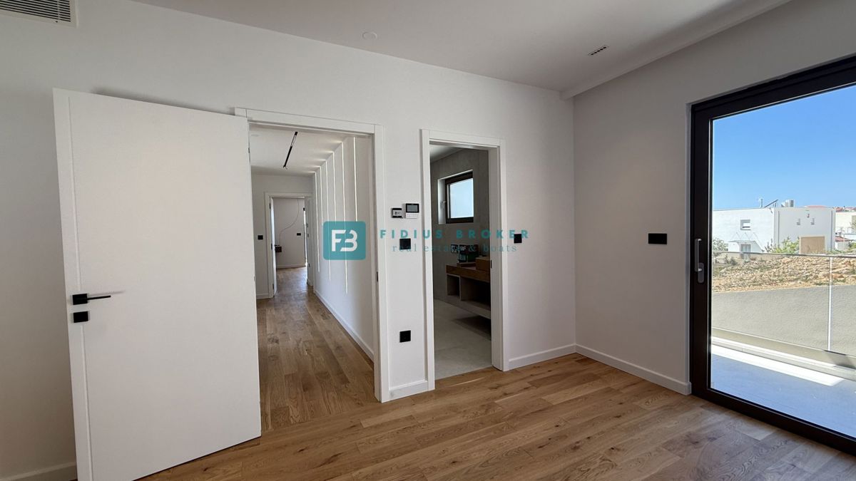 ŽABORIĆ, nova, luksuzno opremljena vila, panoramski razgled, 150 m od morja, bazen, garaža