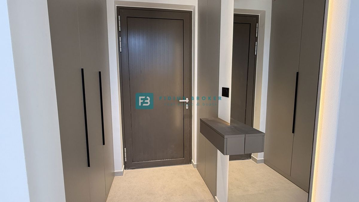 ŽABORIĆ, nova, luksuzno opremljena vila, panoramski razgled, 150 m od morja, bazen, garaža