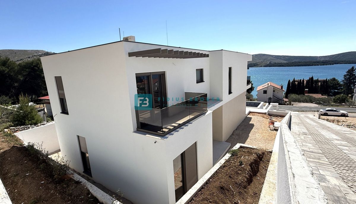 ŽABORIĆ, nova, luksuzno opremljena vila, panoramski razgled, 150 m od morja, bazen, garaža