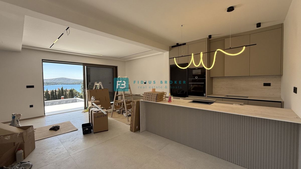 ŽABORIĆ, nova, luksuzno opremljena vila, panoramski razgled, 150 m od morja, bazen, garaža