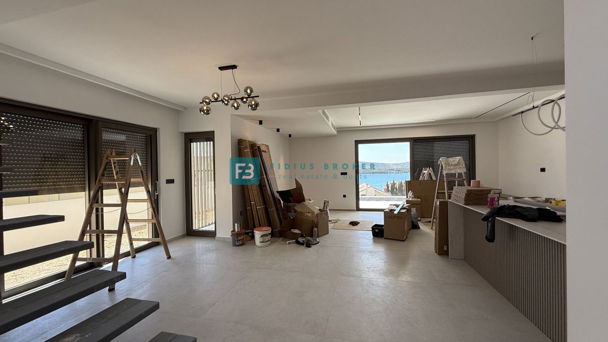 ŽABORIĆ, nova, luksuzno opremljena vila, panoramski razgled, 150 m od morja, bazen, garaža