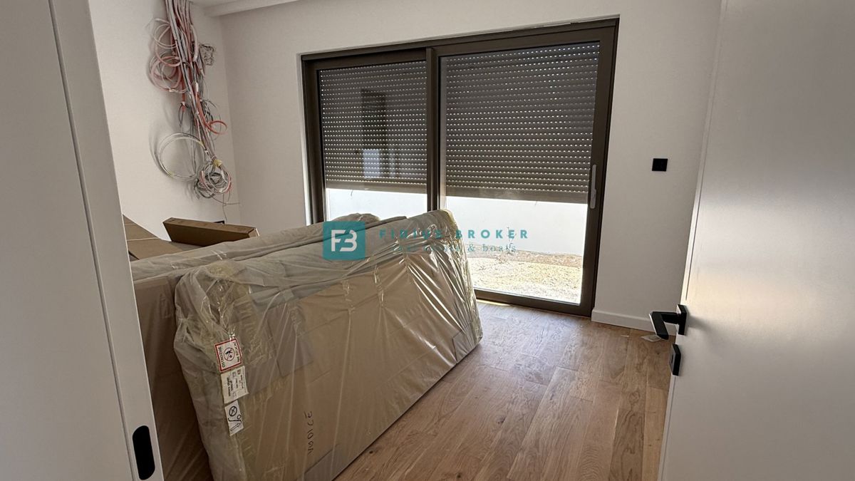 ŽABORIĆ, nova, luksuzno opremljena vila, panoramski razgled, 150 m od morja, bazen, garaža