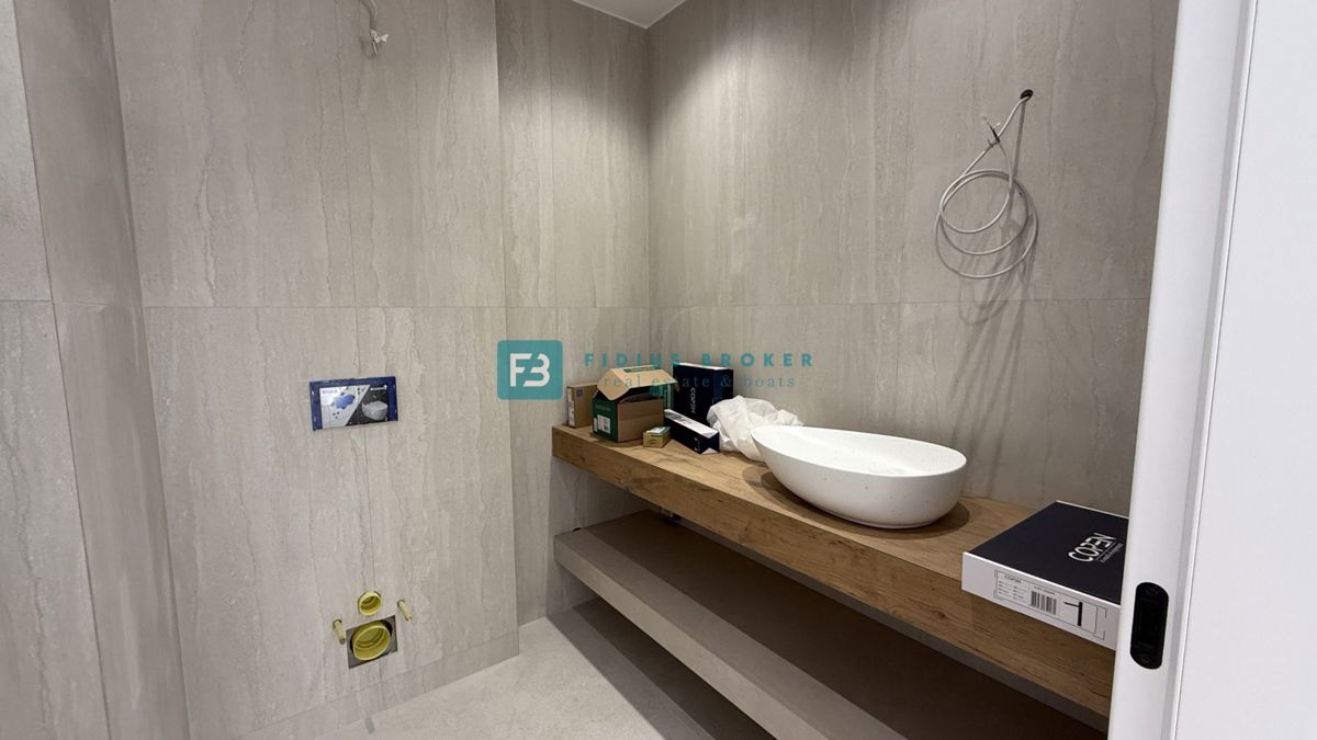 ŽABORIĆ, nova, luksuzno opremljena vila, panoramski razgled, 150 m od morja, bazen, garaža