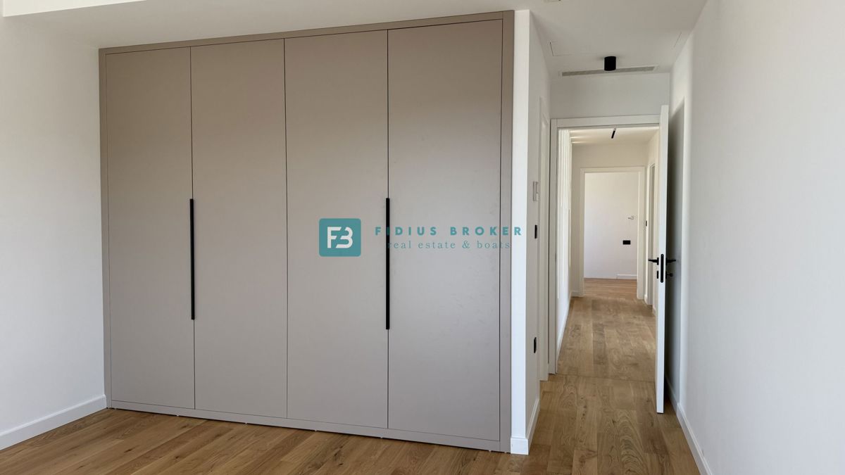 ŽABORIĆ, nova, luksuzno opremljena vila, panoramski razgled, 150 m od morja, bazen, garaža