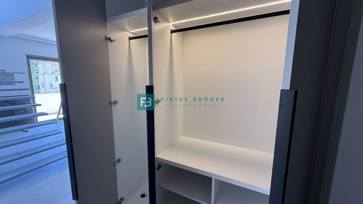 ŽABORIĆ, nova, luksuzno opremljena vila, panoramski razgled, 150 m od morja, bazen, garaža