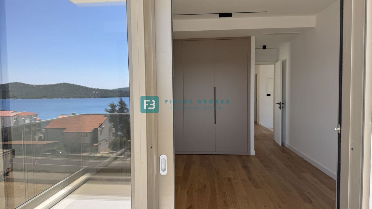 ŽABORIĆ, nova, luksuzno opremljena vila, panoramski razgled, 150 m od morja, bazen, garaža