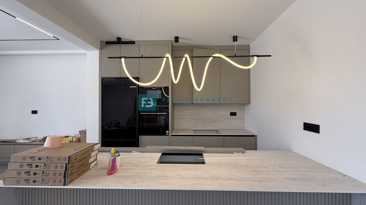 ŽABORIĆ, nova, luksuzno opremljena vila, panoramski razgled, 150 m od morja, bazen, garaža