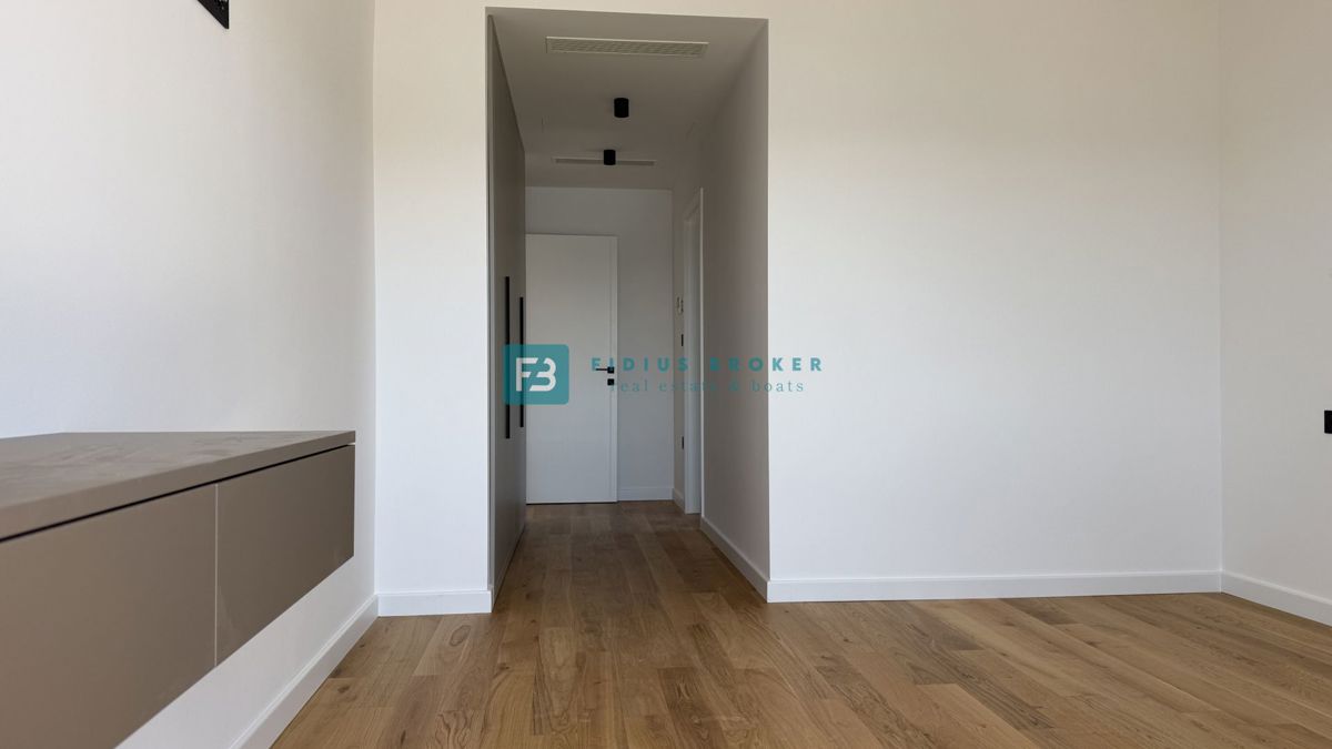 ŽABORIĆ, nova, luksuzno opremljena vila, panoramski razgled, 150 m od morja, bazen, garaža