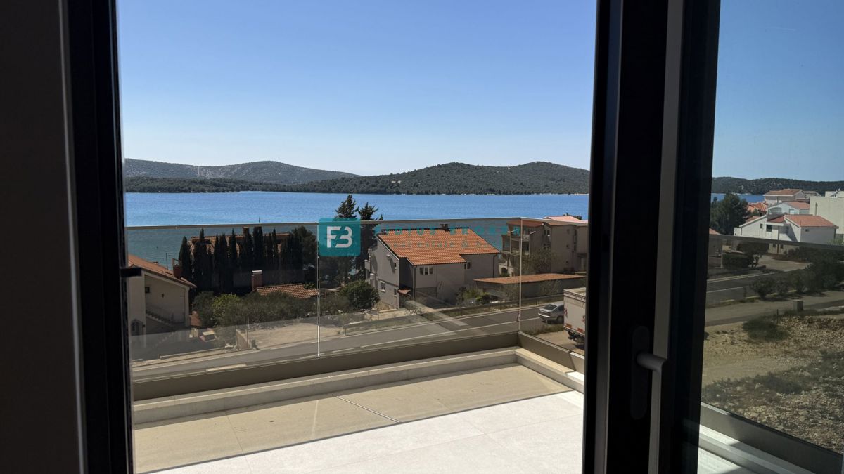 ŽABORIĆ, nova, luksuzno opremljena vila, panoramski razgled, 150 m od morja, bazen, garaža