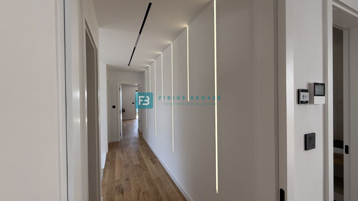 ŽABORIĆ, nova, luksuzno opremljena vila, panoramski razgled, 150 m od morja, bazen, garaža