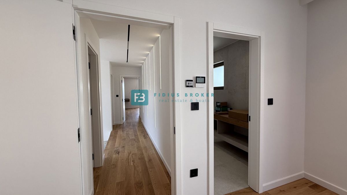 ŽABORIĆ, nova, luksuzno opremljena vila, panoramski razgled, 150 m od morja, bazen, garaža