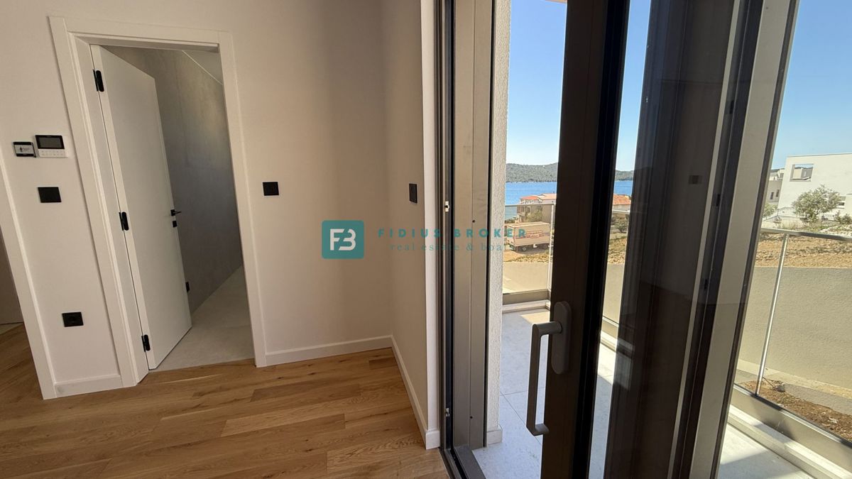 ŽABORIĆ, nova, luksuzno opremljena vila, panoramski razgled, 150 m od morja, bazen, garaža