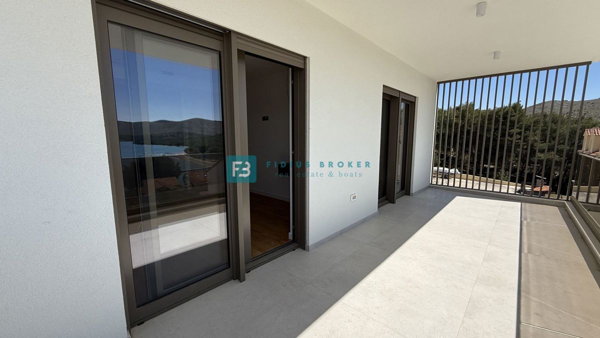 ŽABORIĆ, nova, luksuzno opremljena vila, panoramski razgled, 150 m od morja, bazen, garaža