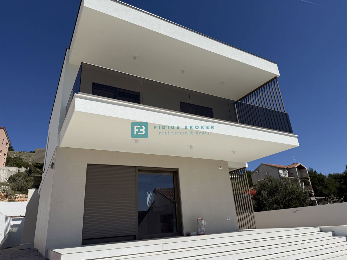 ŽABORIĆ, nova, luksuzno opremljena vila, panoramski razgled, 150 m od morja, bazen, garaža