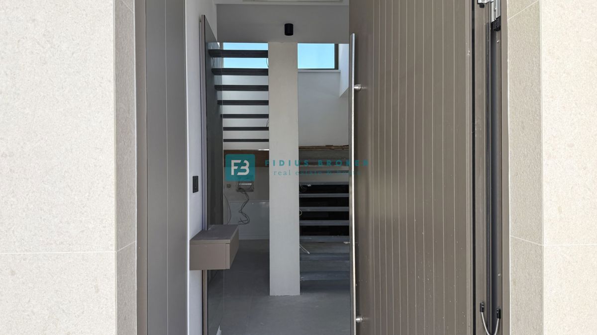 ŽABORIĆ, nova, luksuzno opremljena vila, panoramski razgled, 150 m od morja, bazen, garaža