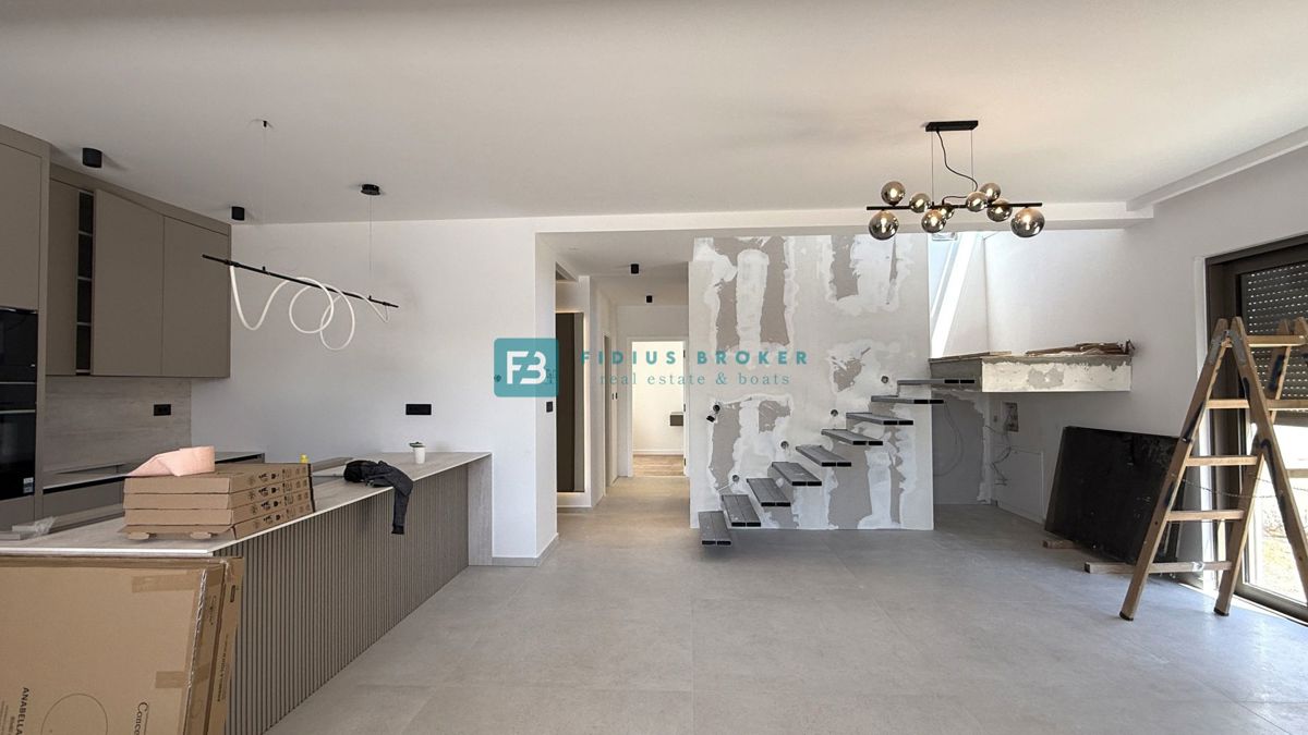 ŽABORIĆ, nova, luksuzno opremljena vila, panoramski razgled, 150 m od morja, bazen, garaža