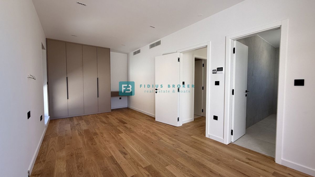 ŽABORIĆ, nova, luksuzno opremljena vila, panoramski razgled, 150 m od morja, bazen, garaža