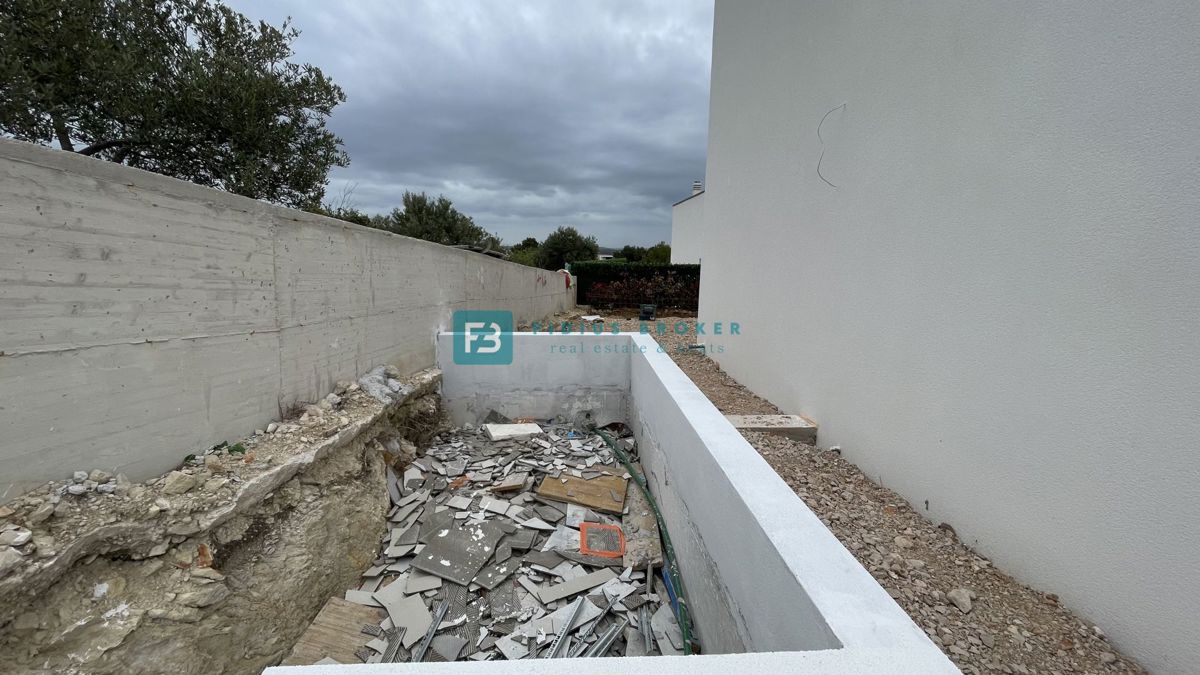 VODICE, novogradnja, pol samostojna hiša, panoramski razgled, bazen, strešna terasa