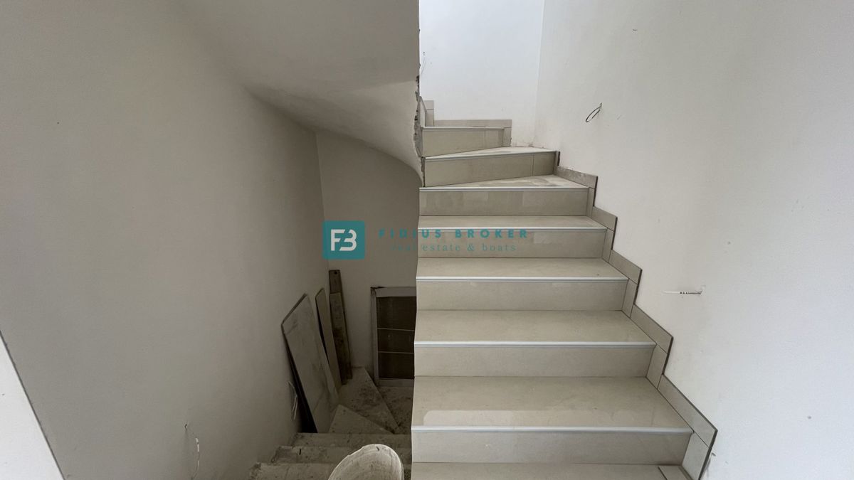 VODICE, novogradnja, pol samostojna hiša, panoramski razgled, bazen, strešna terasa