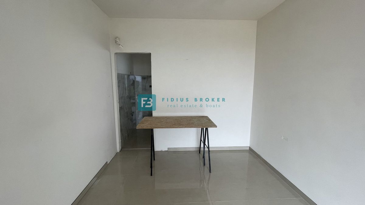 VODICE, novogradnja, pol samostojna hiša, panoramski razgled, bazen, strešna terasa