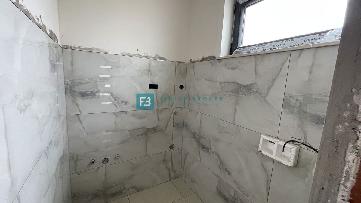 VODICE, novogradnja, pol samostojna hiša, panoramski razgled, bazen, strešna terasa