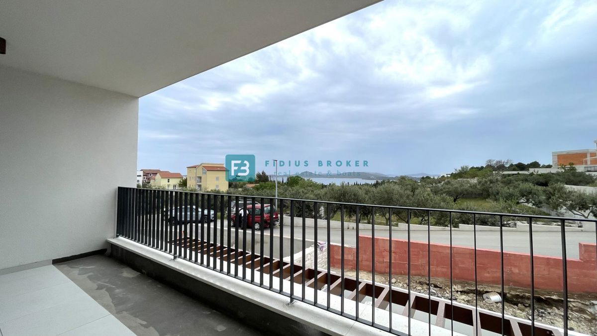 VODICE, novogradnja, pol samostojna hiša, panoramski razgled, bazen, strešna terasa