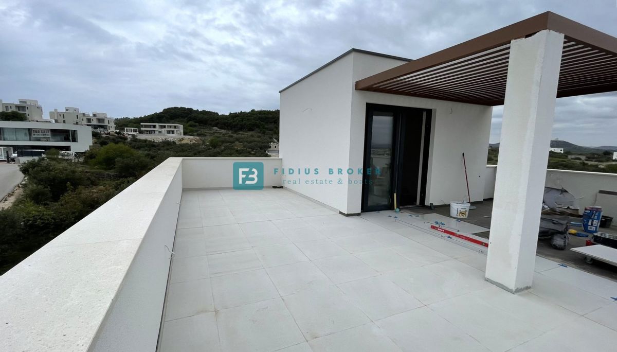 VODICE, novogradnja, pol samostojna hiša, panoramski razgled, bazen, strešna terasa