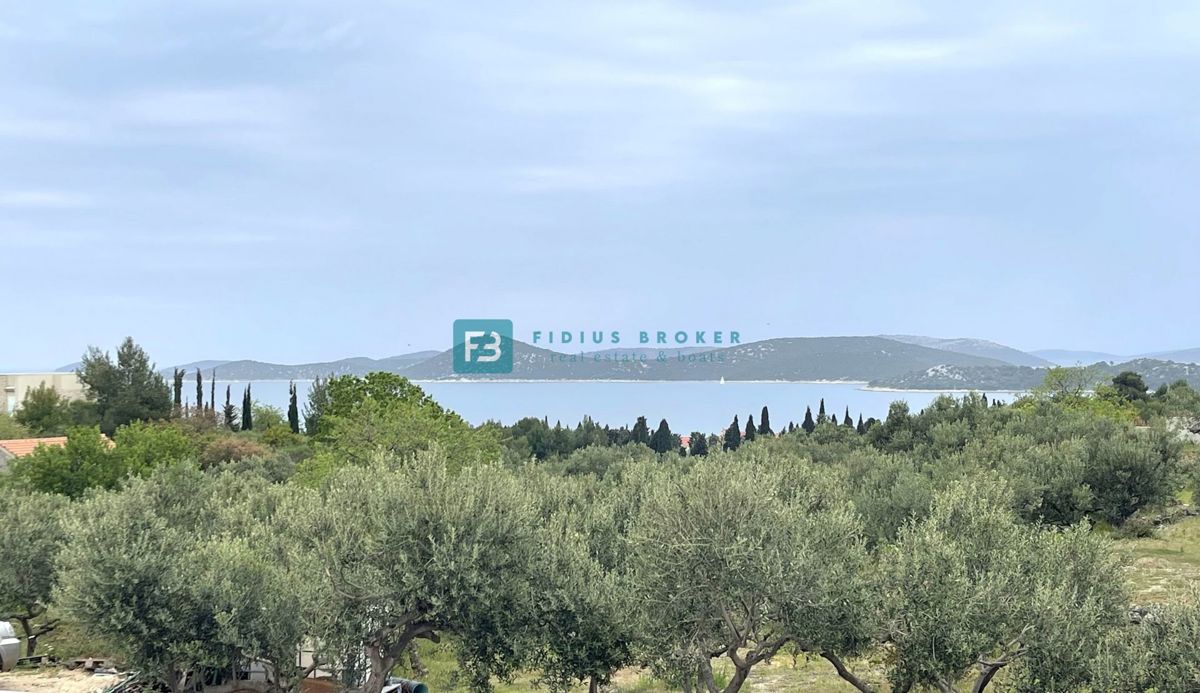 VODICE, novogradnja, pol samostojna hiša, panoramski razgled, bazen, strešna terasa