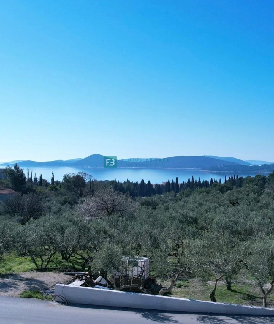 VODICE, novogradnja, pol samostojna hiša, panoramski razgled, bazen, strešna terasa