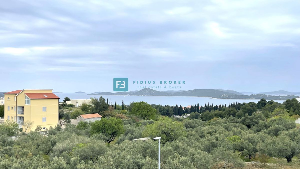 VODICE, novogradnja, pol samostojna hiša, panoramski razgled, bazen, strešna terasa