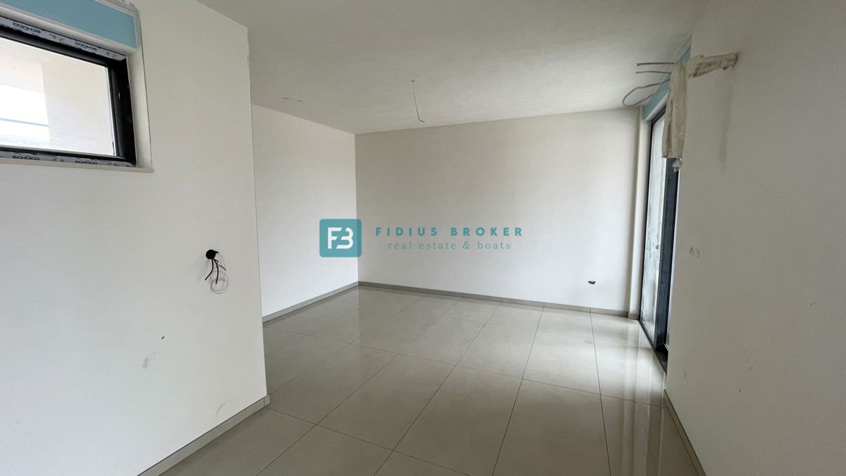 VODICE, novogradnja, pol samostojna hiša, panoramski razgled, bazen, strešna terasa