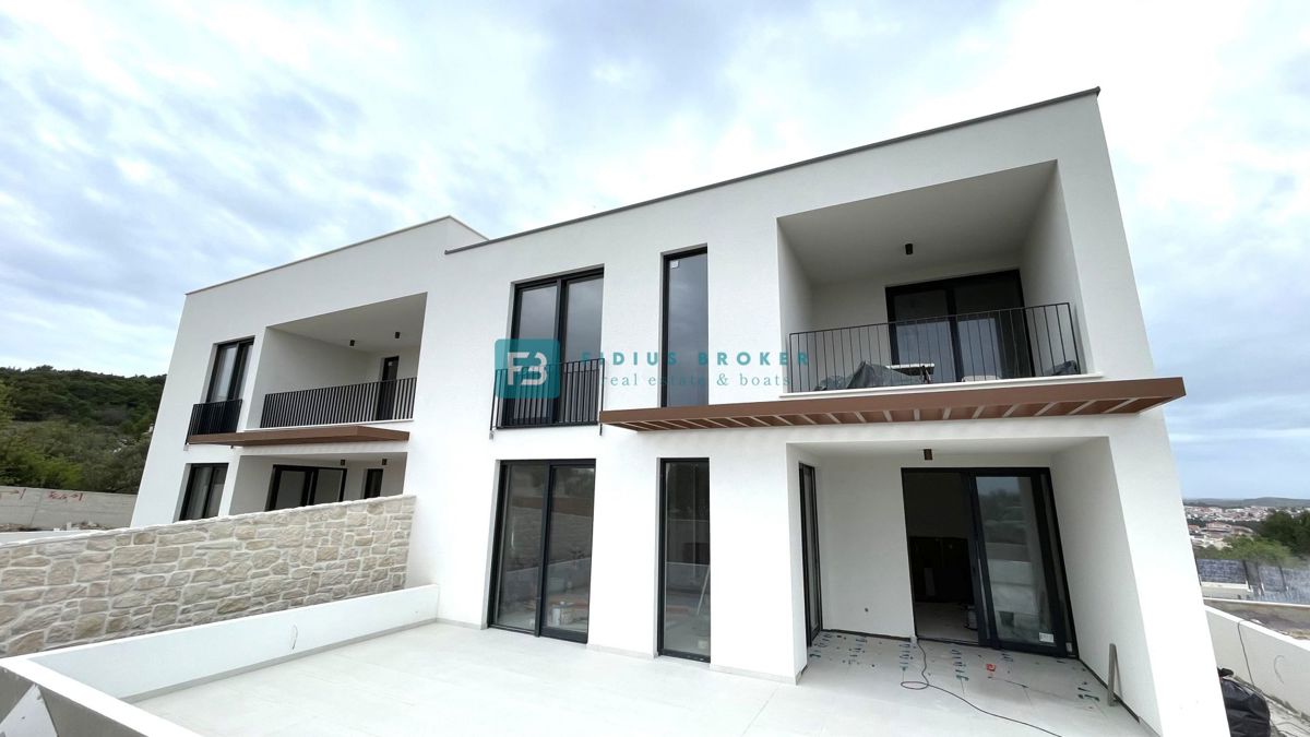 VODICE, novogradnja, pol samostojna hiša, panoramski razgled, bazen, strešna terasa