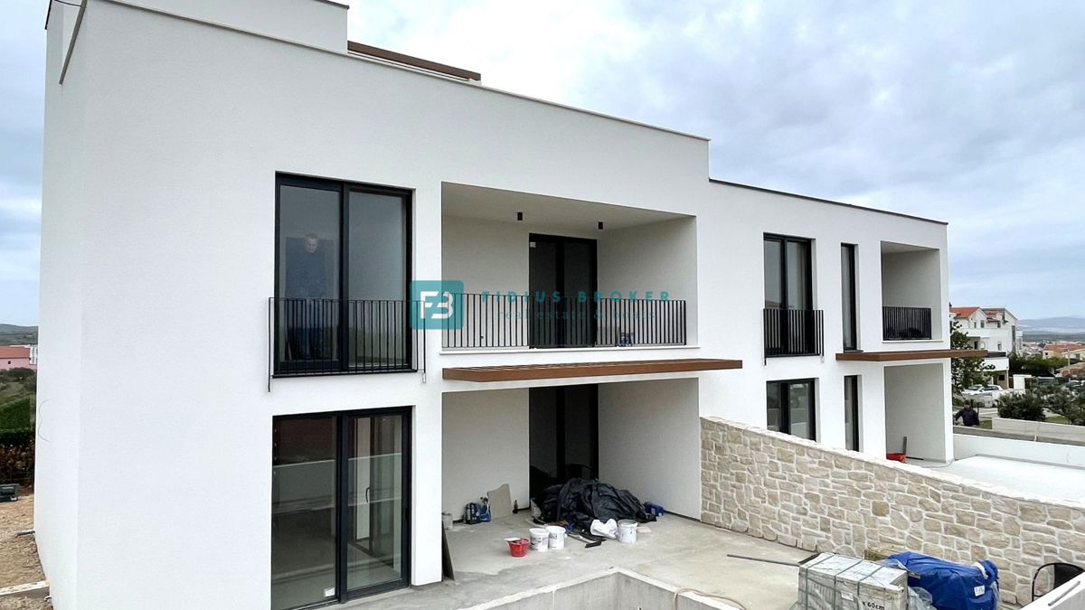 VODICE, novogradnja, pol samostojna hiša, panoramski razgled, bazen, strešna terasa