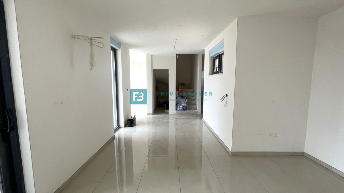 VODICE, novogradnja, pol samostojna hiša, panoramski razgled, bazen, strešna terasa