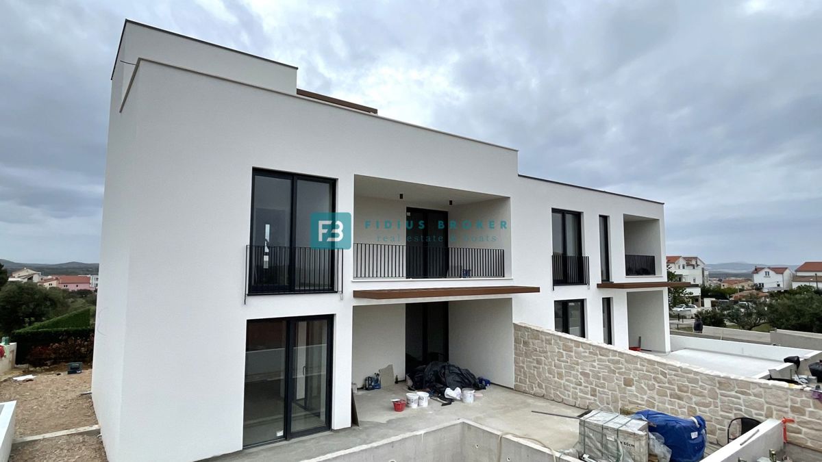 VODICE, novogradnja, pol samostojna hiša, panoramski razgled, bazen, strešna terasa