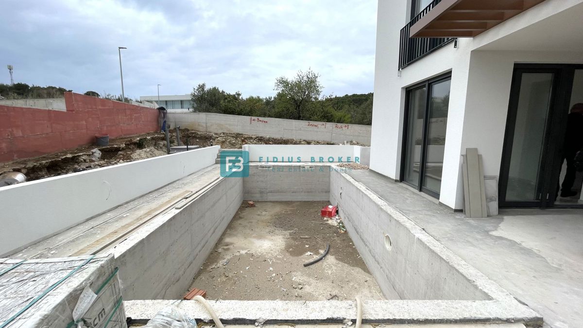 VODICE, novogradnja, pol samostojna hiša, panoramski razgled, bazen, strešna terasa