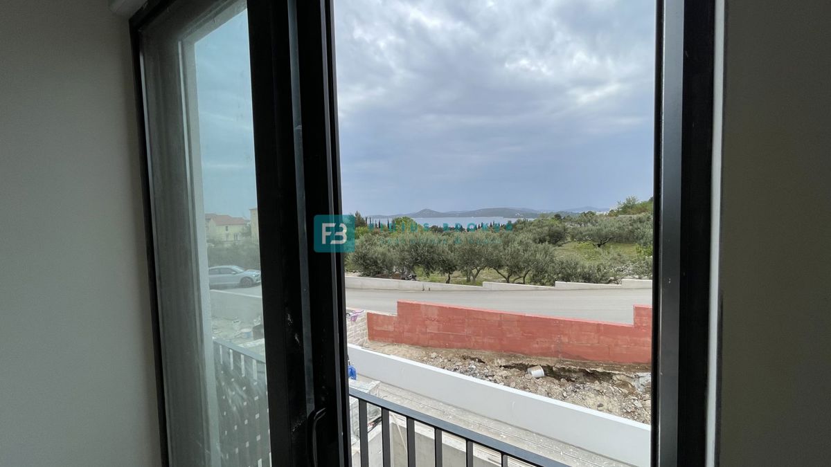 VODICE, novogradnja, pol samostojna hiša, panoramski razgled, bazen, strešna terasa