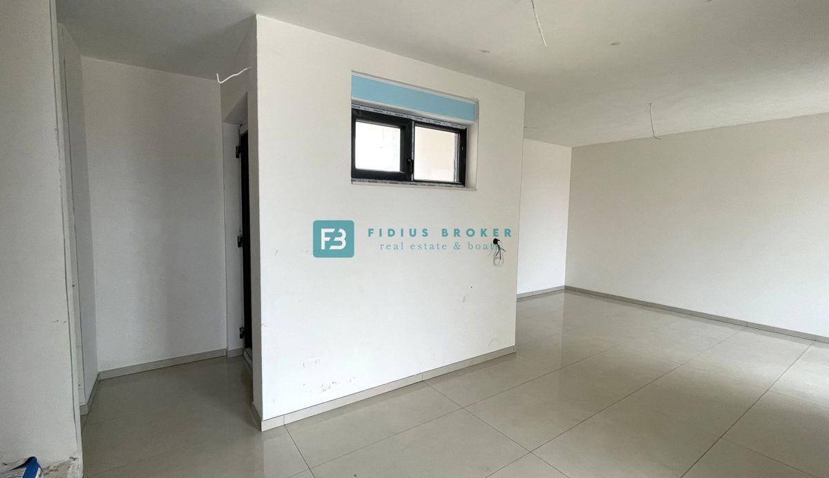 VODICE, novogradnja, pol samostojna hiša, panoramski razgled, bazen, strešna terasa