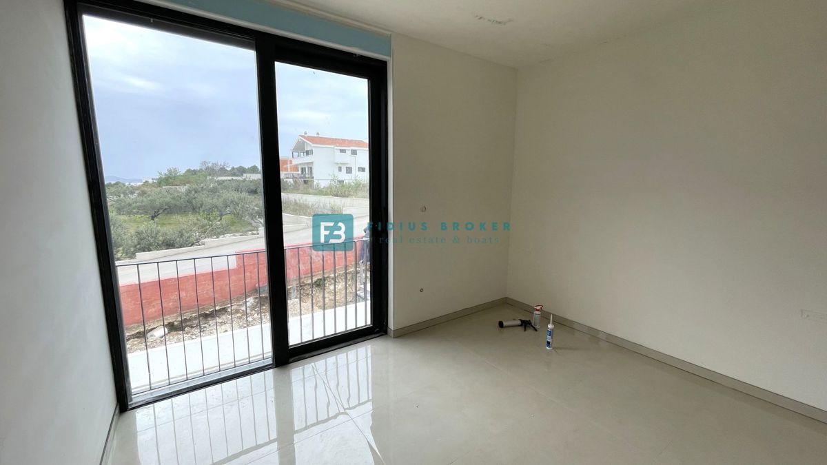 VODICE, novogradnja, pol samostojna hiša, panoramski razgled, bazen, strešna terasa