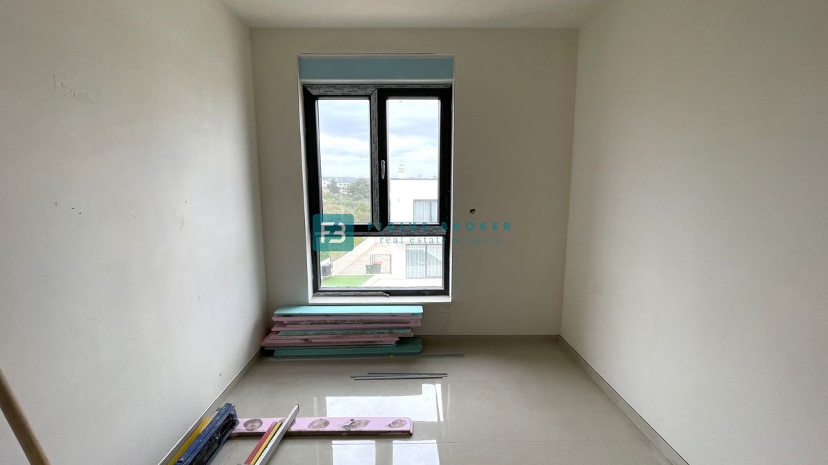 VODICE, novogradnja, pol samostojna hiša, panoramski razgled, bazen, strešna terasa