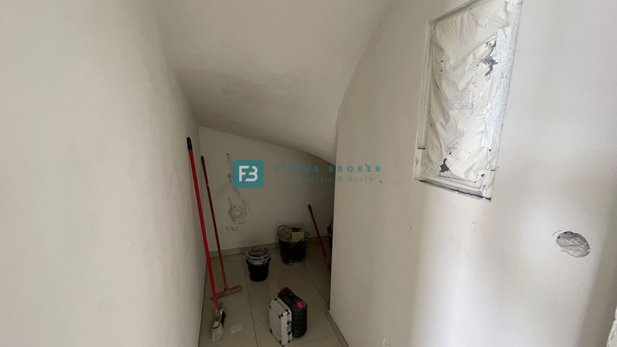 VODICE, novogradnja, pol samostojna hiša, panoramski razgled, bazen, strešna terasa