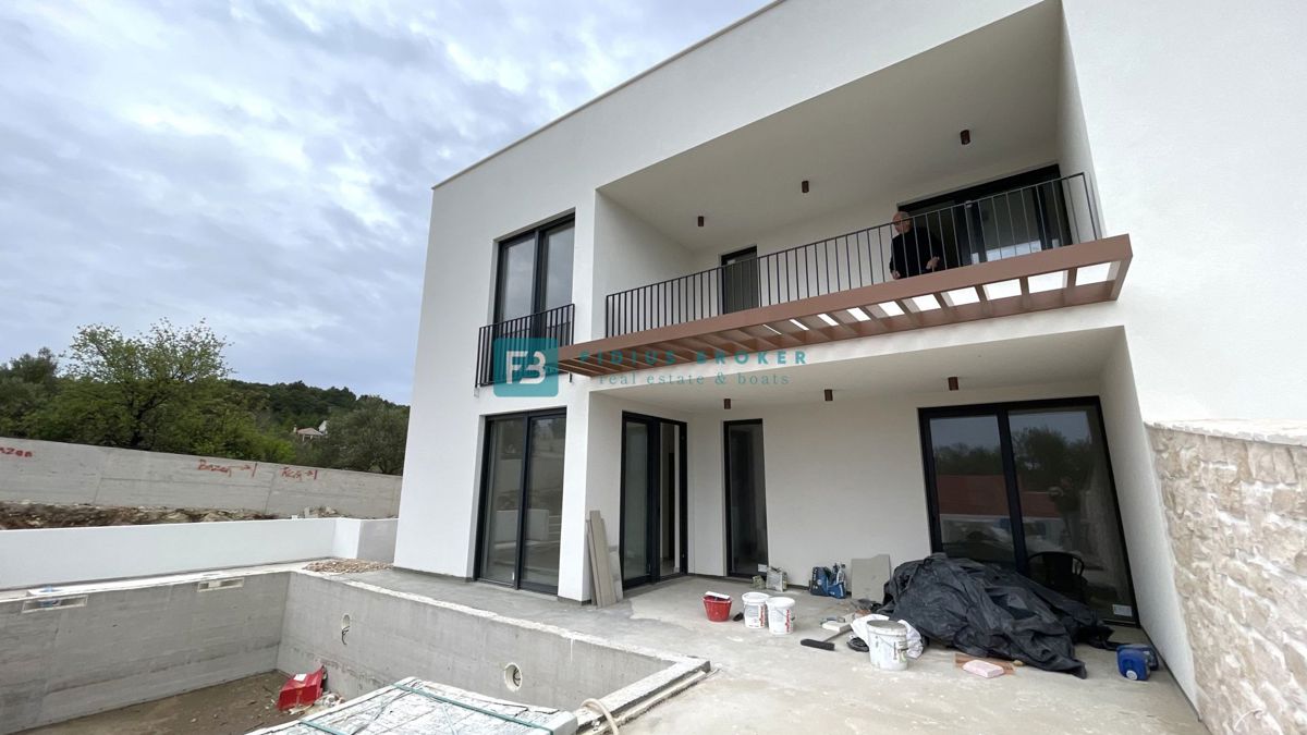 VODICE, novogradnja, pol samostojna hiša, panoramski razgled, bazen, strešna terasa